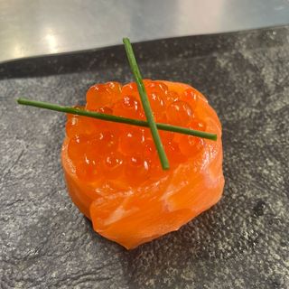  2 pz Gunkan Salmón Ikura 2 piezas