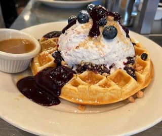 WAFFLE  CU AFINE, MASCARPONE SI SIROP ARTAR