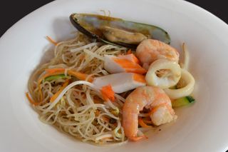 161. Spaghetti di riso con frutti di mare