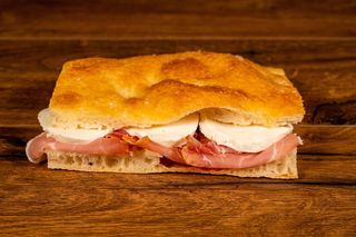 Ciaccino con speck e mascarpone per 4 persone