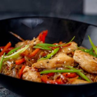 56. Wok De Udon Con Pollo