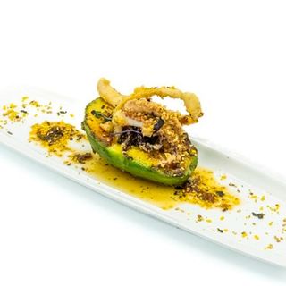 Aguacate braseado con pebre de tomate seco y vermicielli de calamar 