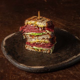 Сендвіч з пастрамі  на злаковому хлібі