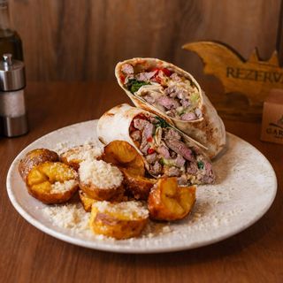BEEF WRAP & CARTOFI RĂSCOPȚI CU PARMESAN