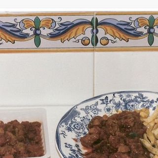 Platos del día. Magra frita con tomate y guarnición de patatas fritas.