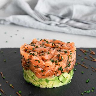 Tartar De Salmón Marinado Y Aguacate