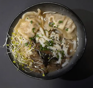 Udon z pierożkami z kaczki