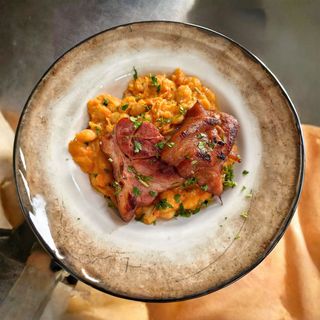 Ciolan dezosat cu iahnie de fasole