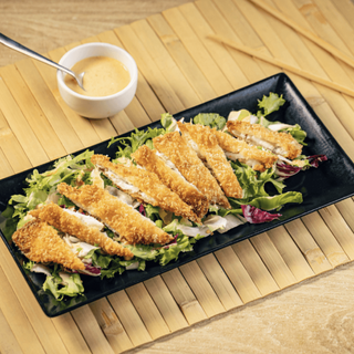 Biban de mare in crusta panko si salata asortata  (sos inclus) 200/100/40gr