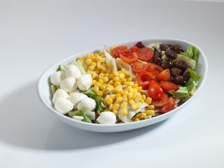 Insalatona con mozzarella, pomodorini, mais e olive