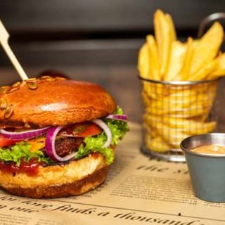 Burger vegan și cartofi