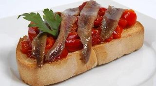 Tosta De Queso Del País Con Anchoas Y Pimiento Del Piquillo