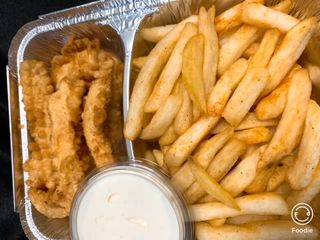 Gujoane de pui  cu cartofi prajiti si sos de usturoi