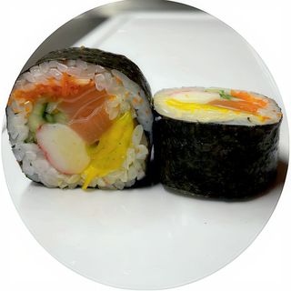 103 Futomaki De Mango Con Salmón Y Pepino Con Cangrejo Y Masago (4 Uds.)