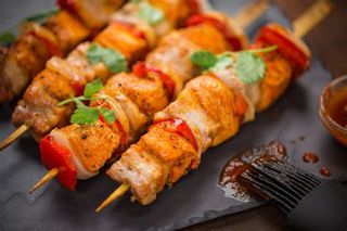 Brocheta de pollo y verduras a la brasa
