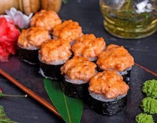 Запеченный ролл с лососем