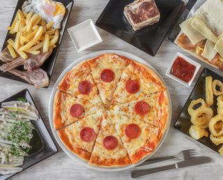 Combo Dúo Hungre (Mediana con patatas rústicas, aros y 2 bebidas)