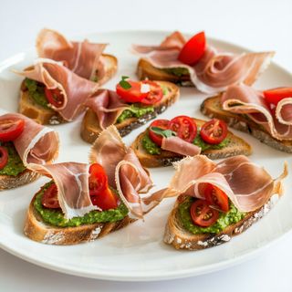Брускети с прошуто, домати и песто