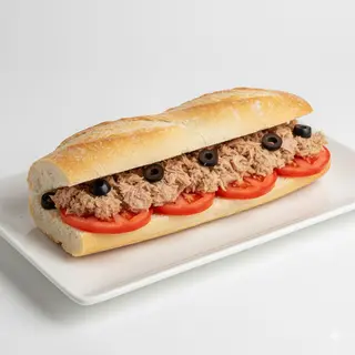 Bocadillo De Atún Con Aceitunas Y Tomate