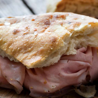 Pizza con mortadella