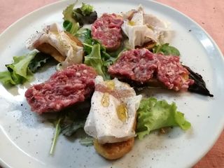 Crostini con miele e lardo E crostini con luganega e pepe nero