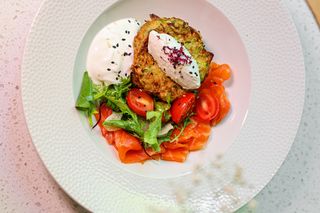 Деруни з кабачків, з лососем і яйцем пашот (300г)