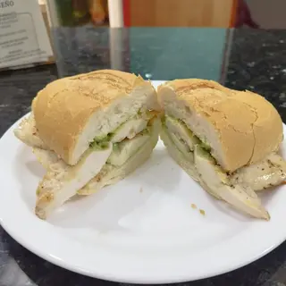 Bocadillo De Pechuga De Pollo a la plancha