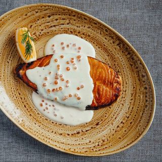 Норвежский лосось со сливочно икорным соусом