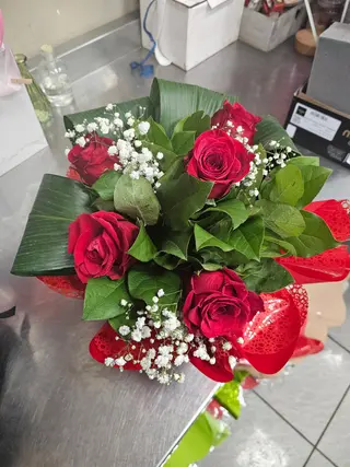 Bouquetto rose rosse e gypso