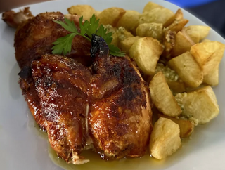 Medio pollo con papas