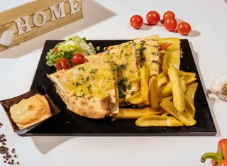 Quesadilla CU Vită si cartofi prăjiți + sos de ardei dulce