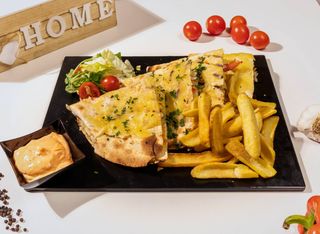 Quesadilla CU Vită si cartofi prăjiți + sos de ardei dulce