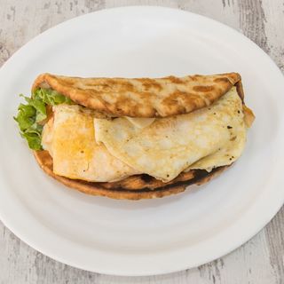 Pan Pita De Pechuga Marinada En Yogurt Griego