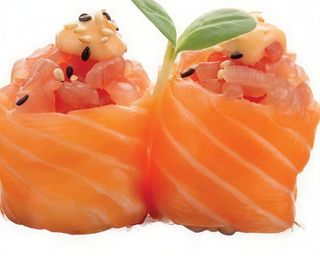 69 Gunkan spicy tonno avvolto dal salmone