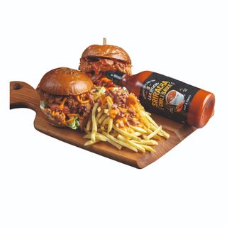 1+1 Sriracha Hot Double Burger+Porție de cartofi prăjiți cu bacon și chedar