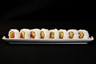 N11 Roll de salmón y aguacate