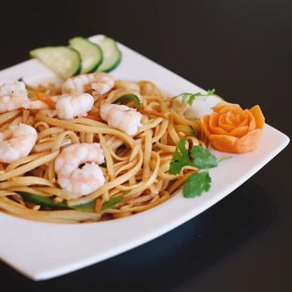 Tallarines fritos con gambas