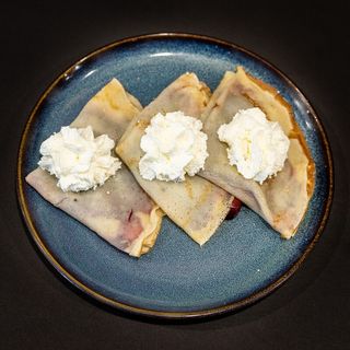 NALEŚNIKI Z BITĄ ŚMIETANĄ