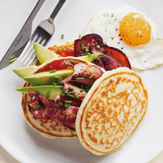 Tortita De Aguacate ,Bacon y Huevo frito