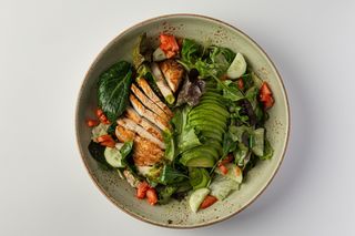 Овощной салат с соусом «шисо» (320гр)