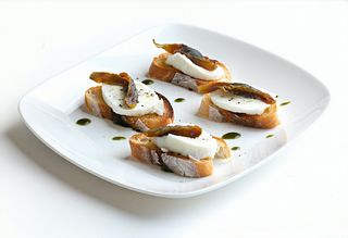 Bruschete cu mozzarella si anchois