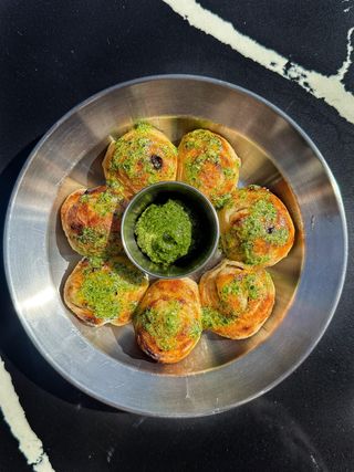 Czosnkowe bułeczki własnego wypieku z pesto (7 szt.)