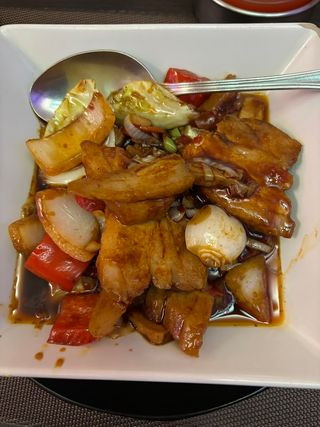 Pollo con cipolla e verdure alla piastra