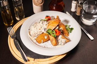 Piept de pui cu piure de cartofi și sos de ciuperci