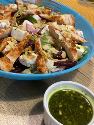 Delikatna sałatka z grillowanym kurczakiem i sosem koperkowym 