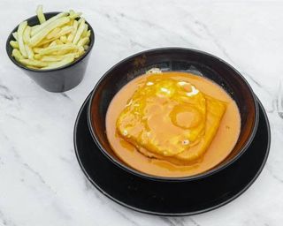 francesinha com carne Alheira
