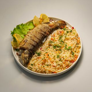 კალმახი ბრინჯი ბოსტნეულით