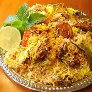 Biryani gosht o pollo biryani