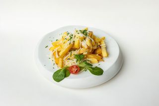 Cartofi prăjiți cu parmezan si patrunjel Q