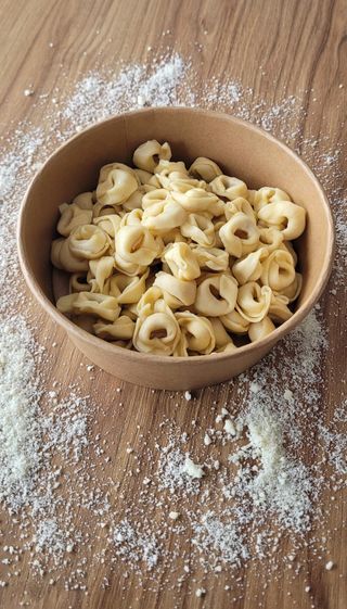 Tortellini, uszka makaronowe z wybranym sosem 400 gr